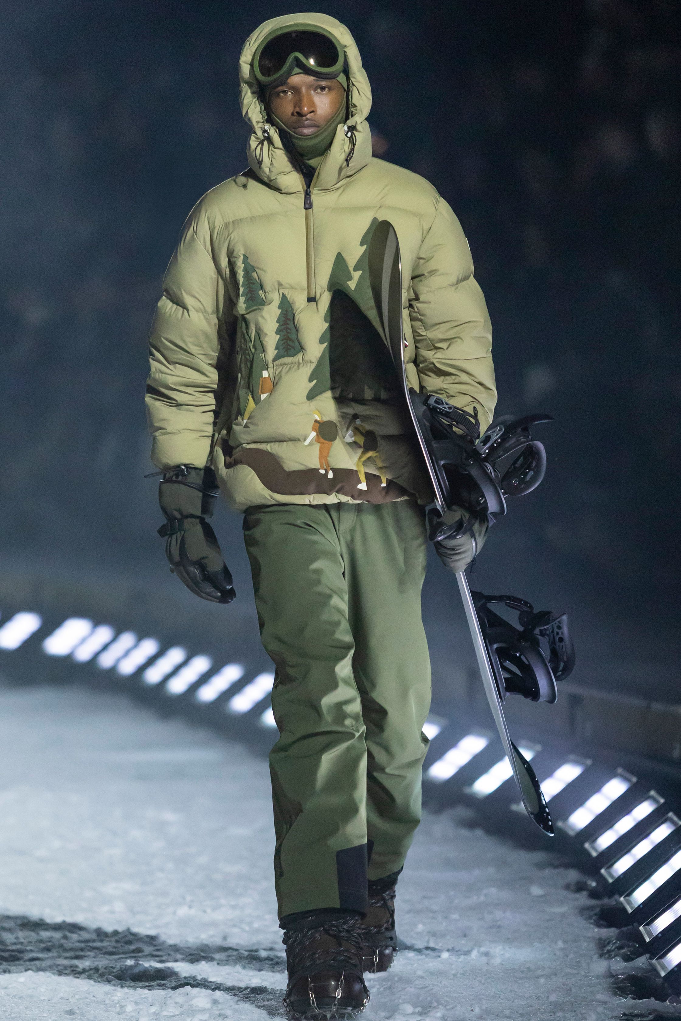 Moncler Grenoble将高山滑雪机能与都市冒险精神融合，羽绒、功能外壳与皮草细节交织出极寒环境下的时装表达，在冰雪跑道上释放硬核奢华-顽石频道趋势研究